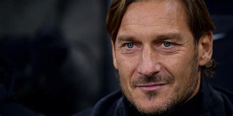 Totti vuota il sacco, il gesto del 4 alla Juve e il calcio a Balotelli 